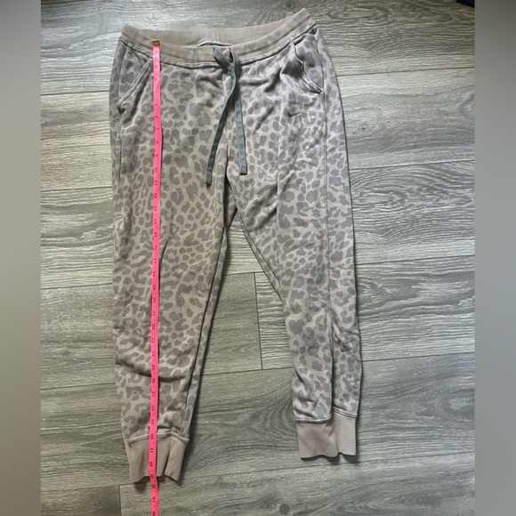 Nike Tan Gray Leopard Print Athlesiure Comfy Cozy Casual Jogger Pants Size M - Picture 5 of 8
